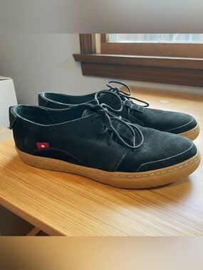 Oliberte Black Suede Lace-up Chukka Flats